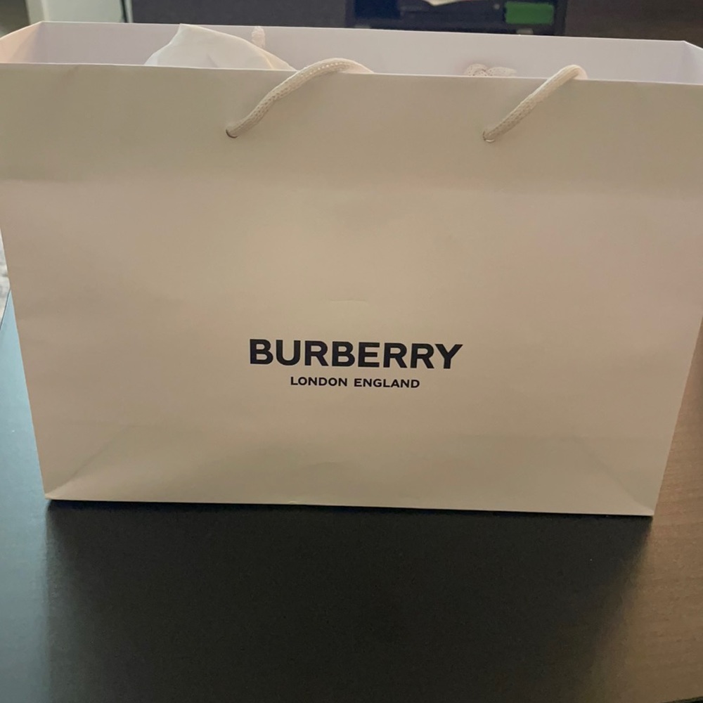Burberry shopping bag !!